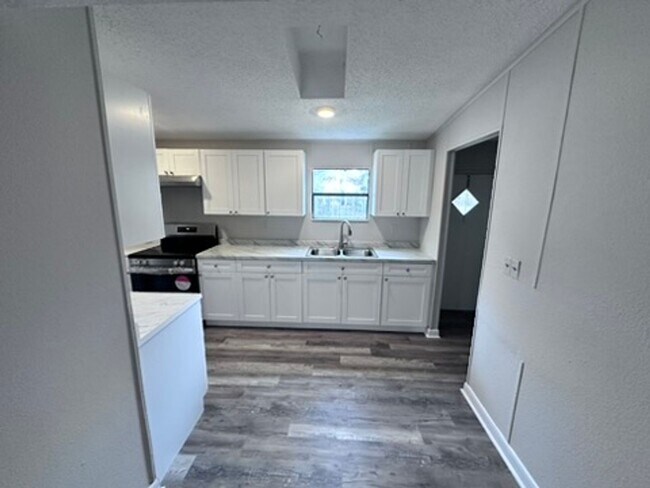 Building Photo - Beautiful Fully Remodeled Home with Large Yard and Primary Suite Bath