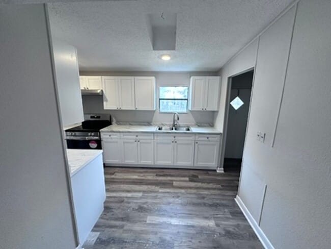 Building Photo - ***TWO WEEKS FREE*** Beautiful Fully Remodeled Home with Large Yard and Primary Suite Bath