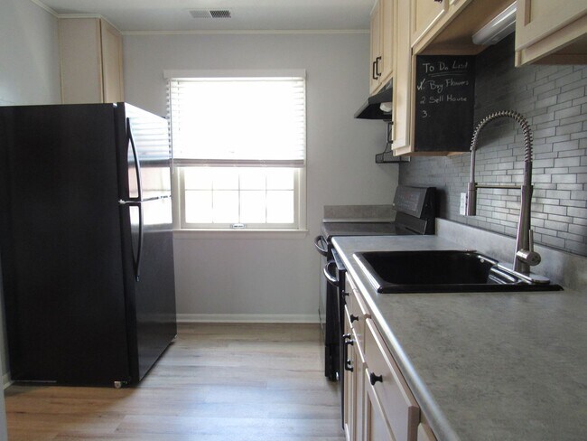 Building Photo - 109 Davis Ave SW