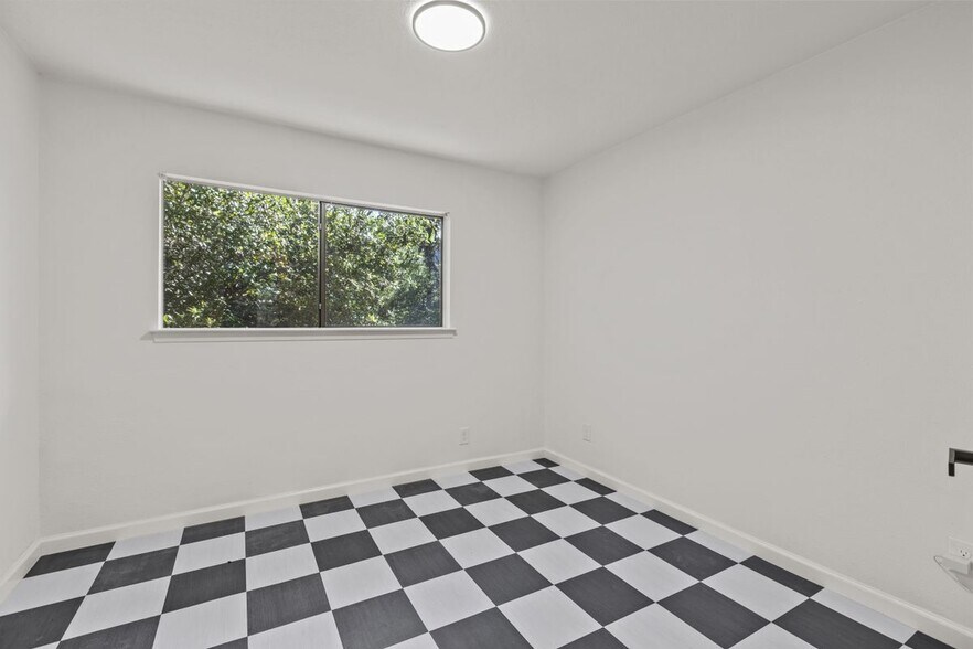 Building Photo - 2822 Low Oak