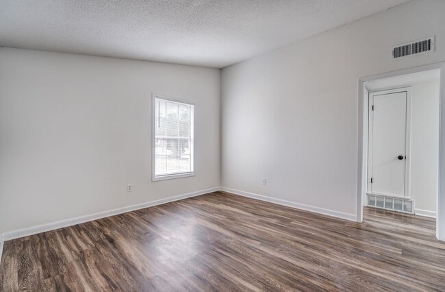 Building Photo - 4980 Vickie Dr