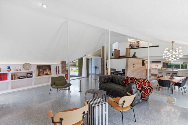 Building Photo - 4603 Ivanhoe St