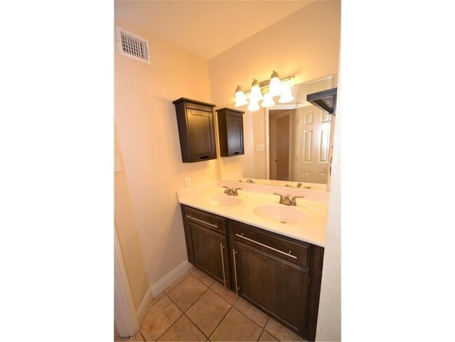 Building Photo - UT PRE-LEASE: 2 bd/ 1 ba North campus/Hyde...