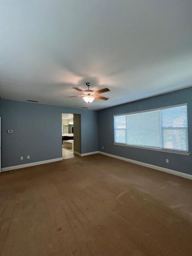 Building Photo - STUNNING & SPACIOUS 4 BEDROOM IN W. ROSEVI...
