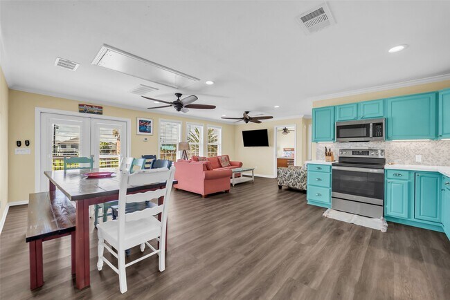 Building Photo - 610 Surf Dr