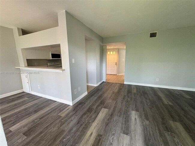 Building Photo - 905 Coral Club Dr