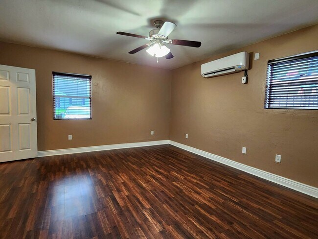 Building Photo - FOR RENT 4 bed 3 bath home