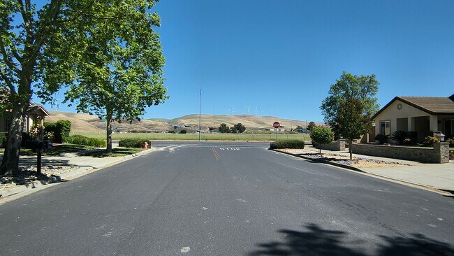 Building Photo - Brand New Flooring and FRESH Paint - SPACIOUS 3 BEDROOM HOUSE IN LIVERMORE!!!