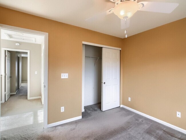 Building Photo - 2 Bedroom Townhome in Denver