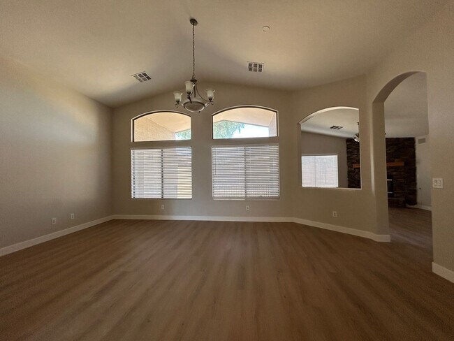 Building Photo - 434 E Chicory Pl