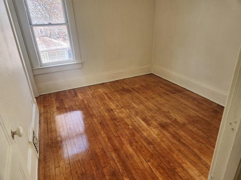 Building Photo - 3127 N Bartlett Ave