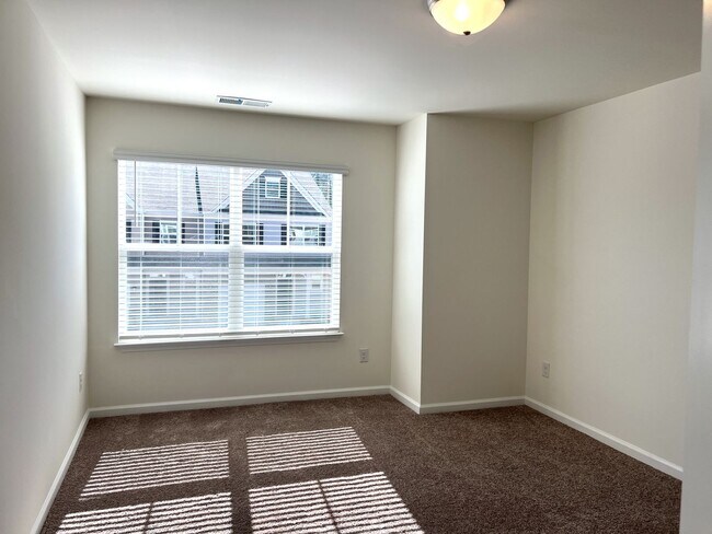 Building Photo - $1,000 Off First Full Month Rent