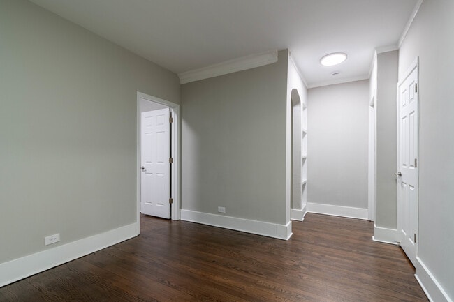 Building Photo - 7422 N Damen Ave