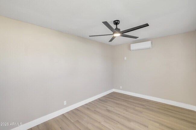 Building Photo - 1018 W Ivanhoe St