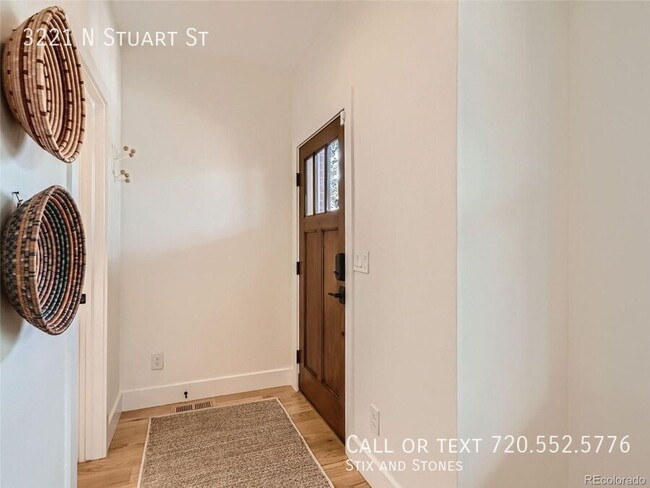 Building Photo - 3221 Stuart St