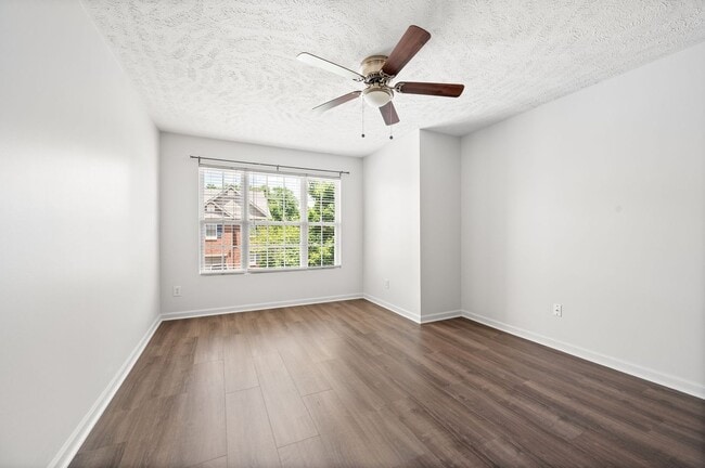 Building Photo - Stunning 3BR/2.5BA Updated Townhome in Pri...