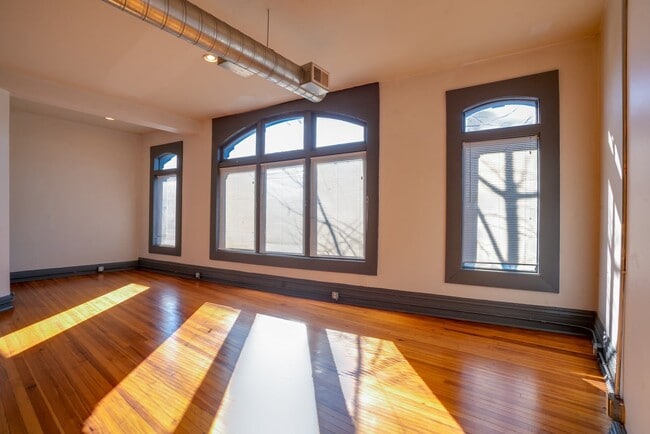 Building Photo - Spacious Newport Loft