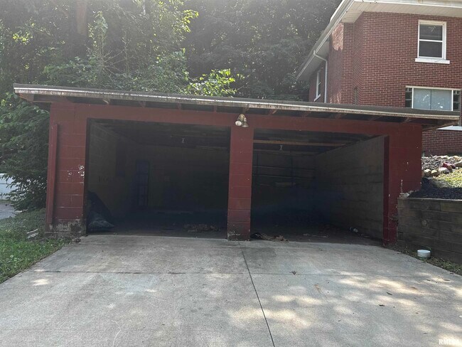 Building Photo - 1725 W Moss Ave