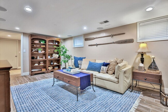 Building Photo - 16624 Elm Dr