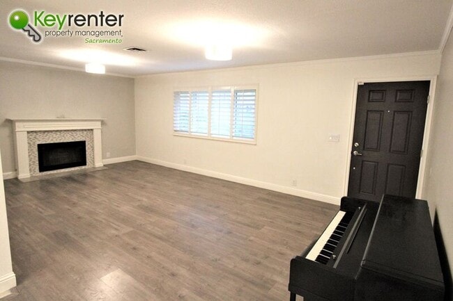 Building Photo - 8312 Camelback Ct