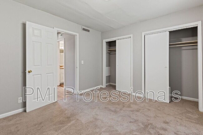 Building Photo - 800 Anderson Ln