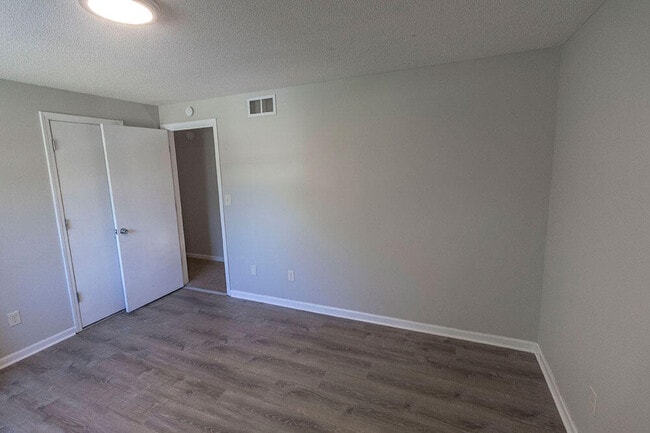 Building Photo - 1305 N Golf Blvd