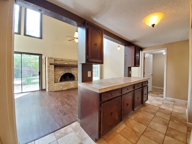 Building Photo - 4531 Altamesa - Duplex in SW Fort Worth