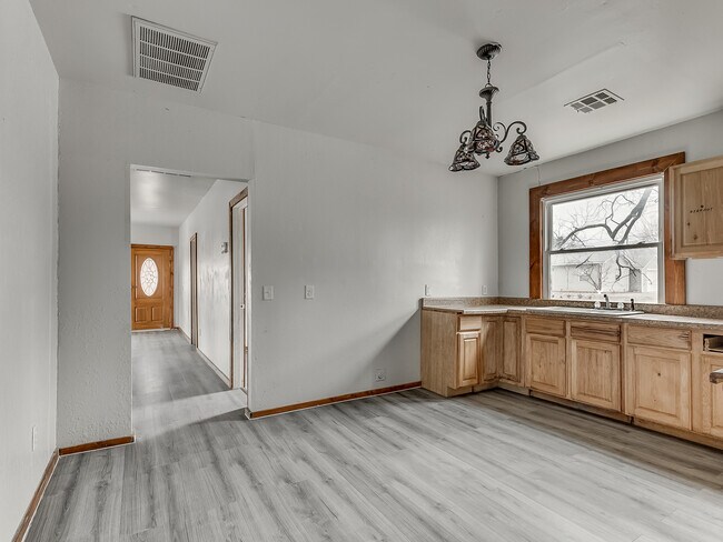 Building Photo - 118 S Miles Ave