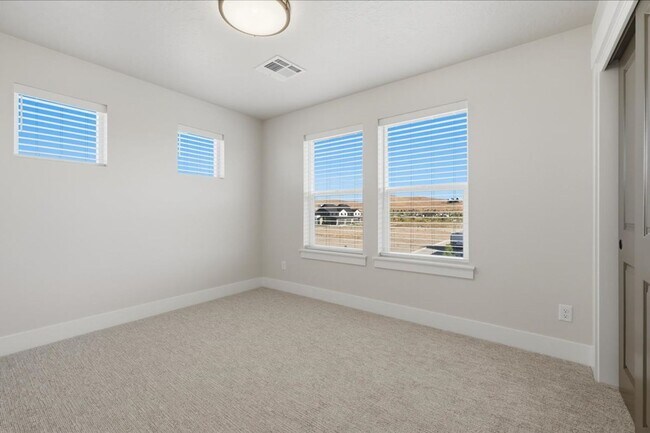 Building Photo - 6252 N Holly Spgs Ln