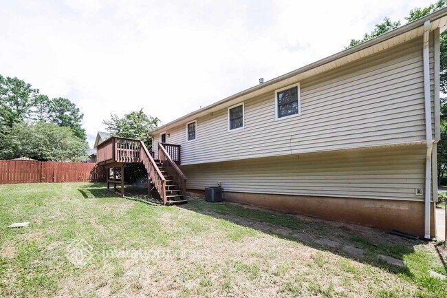 Building Photo - 104 Village Ct