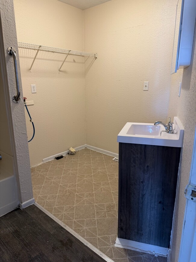 Building Photo - 458 S Float Ave