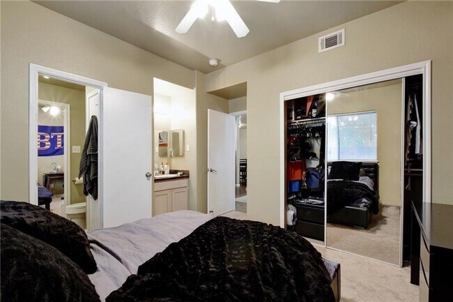 Building Photo - 4X2 Condo Less than $900/Bedroom for August