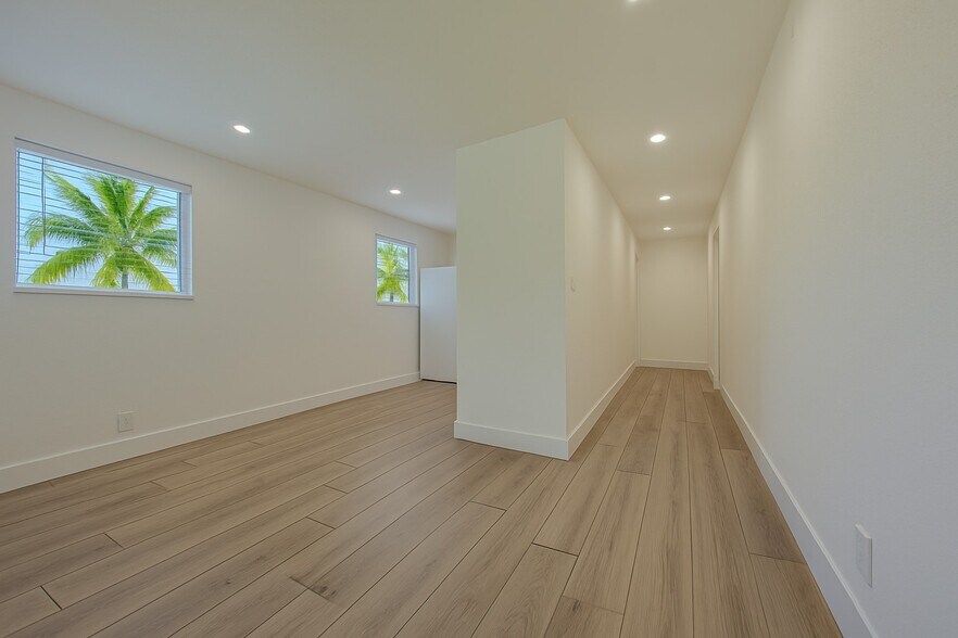 Unit 1 hall - 105 NW 14th Way