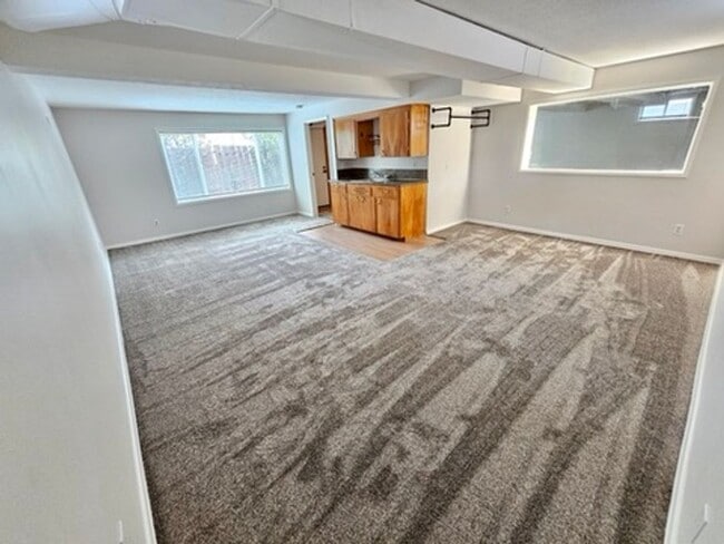 Building Photo - Newly Updated 3 Bed, 1.5 Bath Duplex Unit with Garage in Lovely Inner SE