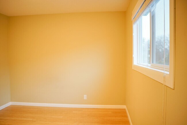 Building Photo - Corner 1-Bed w/ Off-Street Parking!