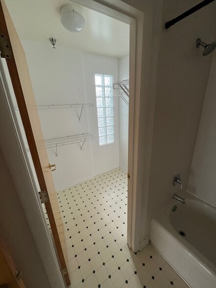 Building Photo - 907 Caroline St