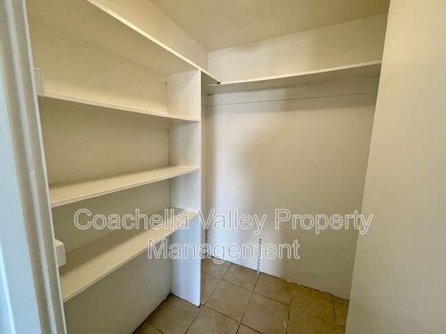 Building Photo - 585 E Cottonwood Rd