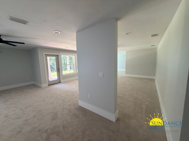 Building Photo - 5870 Saratoga Dr
