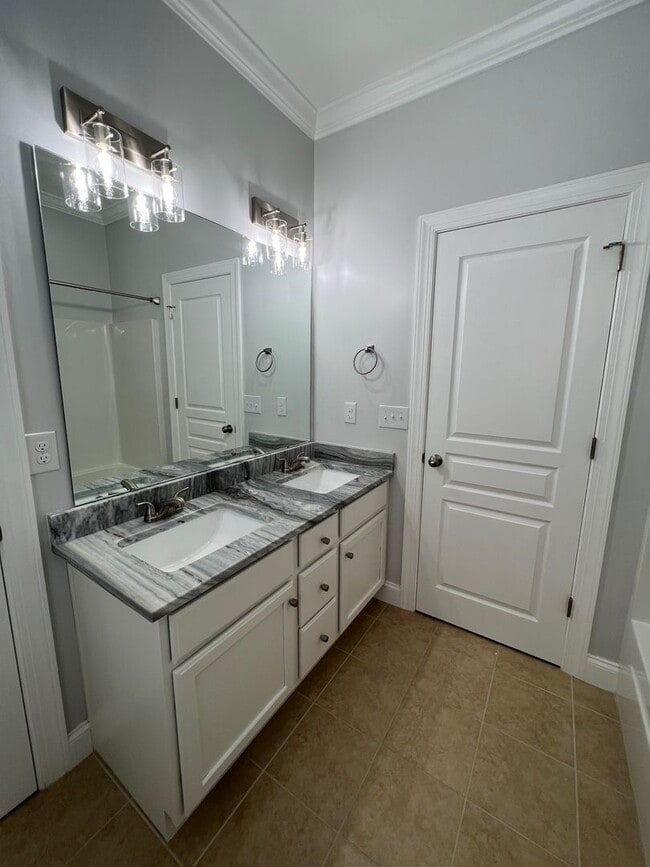 Building Photo - Gorgeous 3 Bed 2.5 Bath Home in Fayetteville