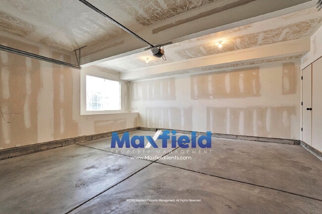 Building Photo - Heart of Riverton Pet Friendly Townhouse 3 BD 2.5 BA 2 GAR