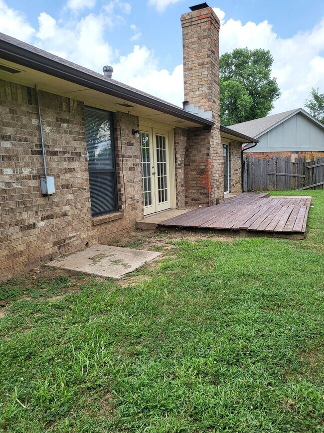 Building Photo - (3) Bed/(2) Bath in West Norman!