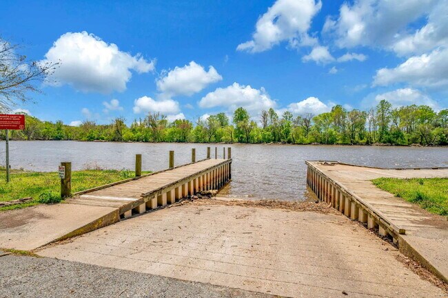 Building Photo - Spacious 3-Bedroom Rental in Sought-After ...