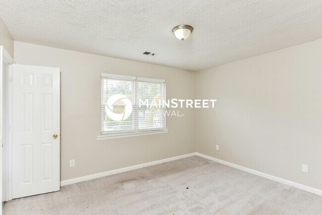 Building Photo - 3 Bedroom Pet-Friendly Home in Lithonia, GA with Main Street Renewal