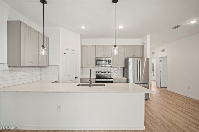 Building Photo - 627 SE 13th Pl