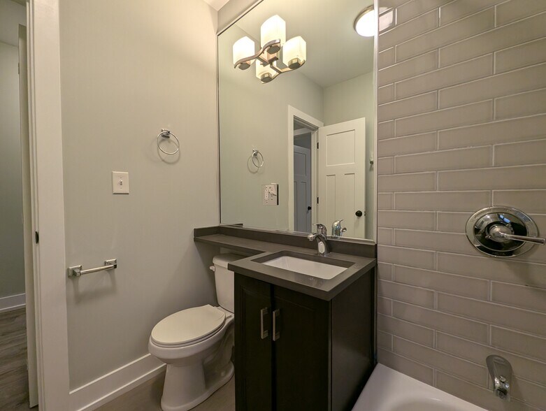 Building Photo - 711 W Brompton Ave