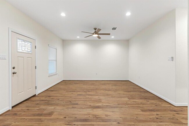 Building Photo - 1303 Aransas St