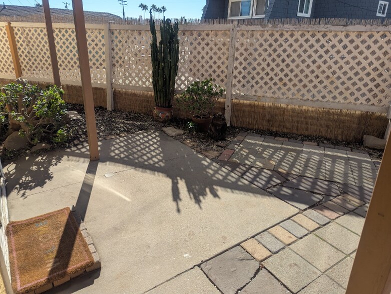 Building Photo - 216 Melrose Dr