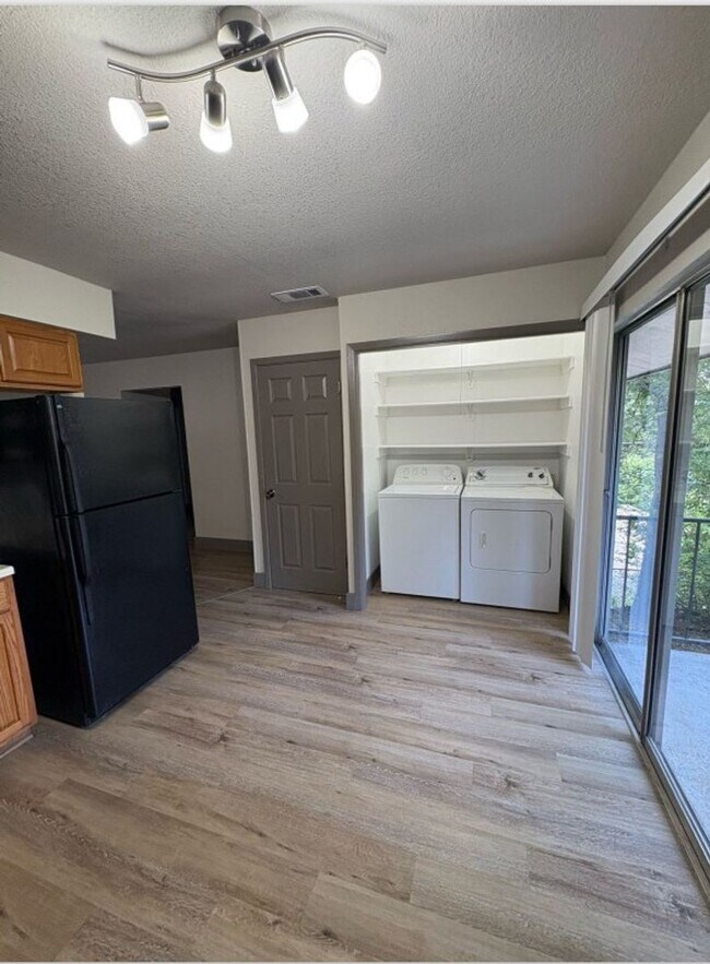 Building Photo - 204 W Mockingbird Ln
