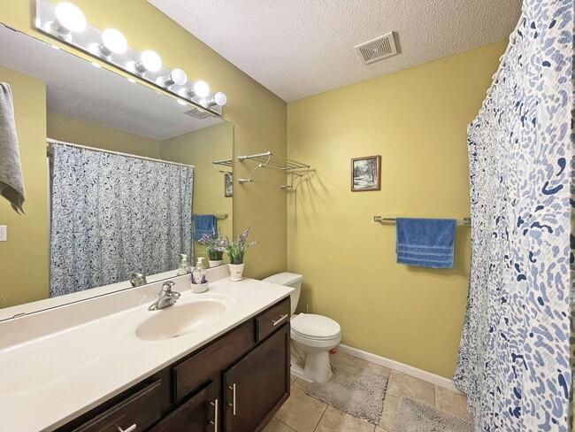 Building Photo - Spacious End Unit Townhome with Fireplace and Vaulted Ceilings is Pet Friendly!