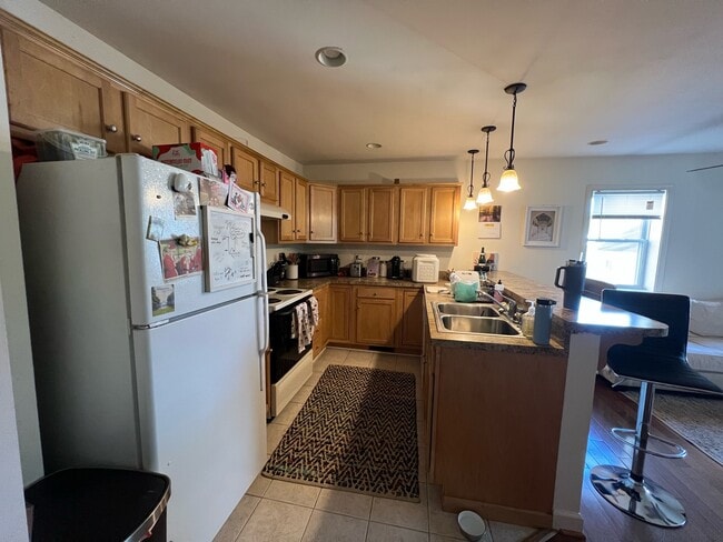 Building Photo - 702 Delevan St